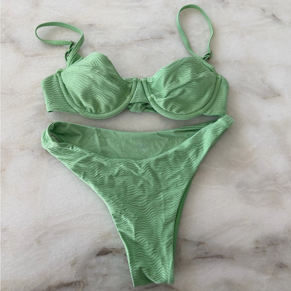 Monday Swimwear Maui Top & Byron Bottom